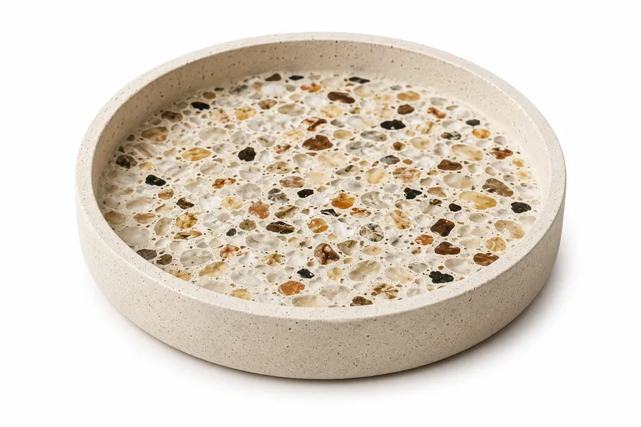 Runde Terrazzo-Schale mit bunten Steinen.