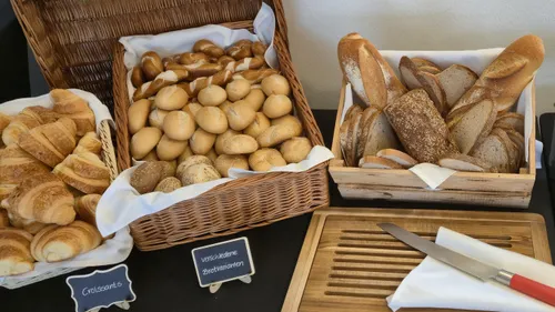 Verschiedene Brotkörbe auf einem Tisch.