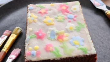Kuchen mit bunten Blumenmustern glasiert.