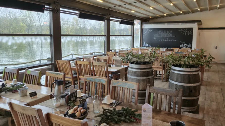 Restaurant mit Blick auf malerische Flusslandschaft.