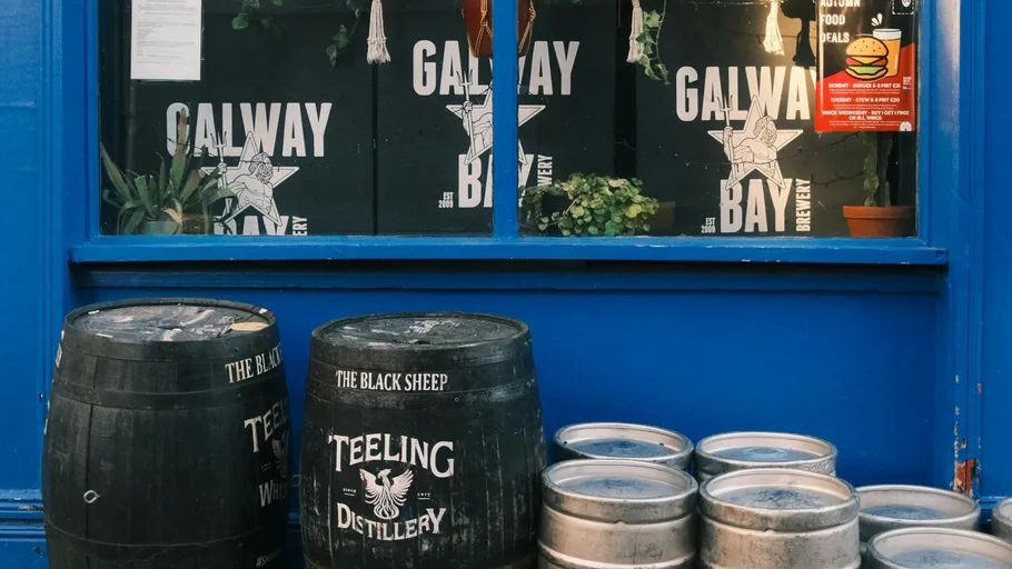 Fässer und Kegs vor blauem Fenstertür.