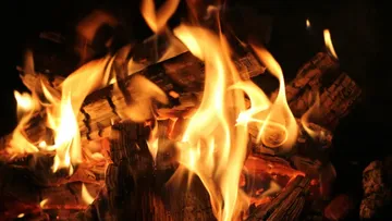 Loderndes Feuer mit brennenden Holzscheiten.