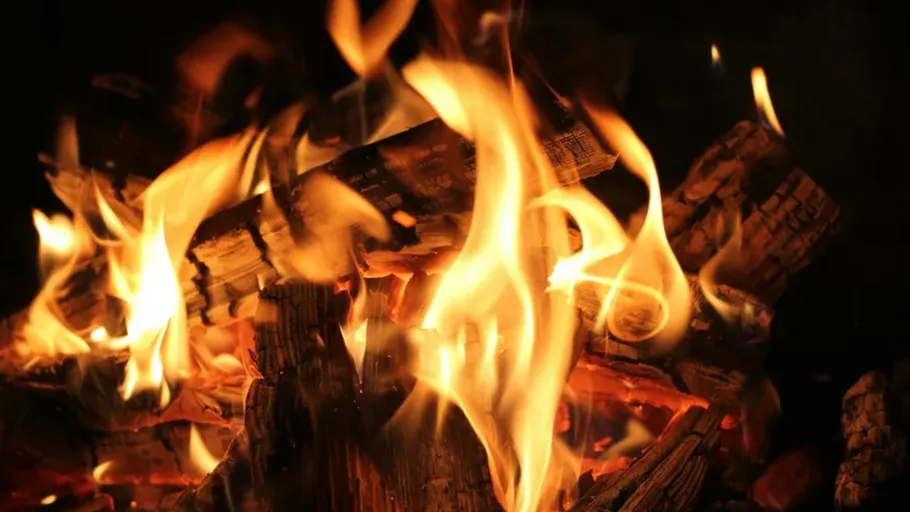 Loderndes Feuer mit brennenden Holzscheiten.