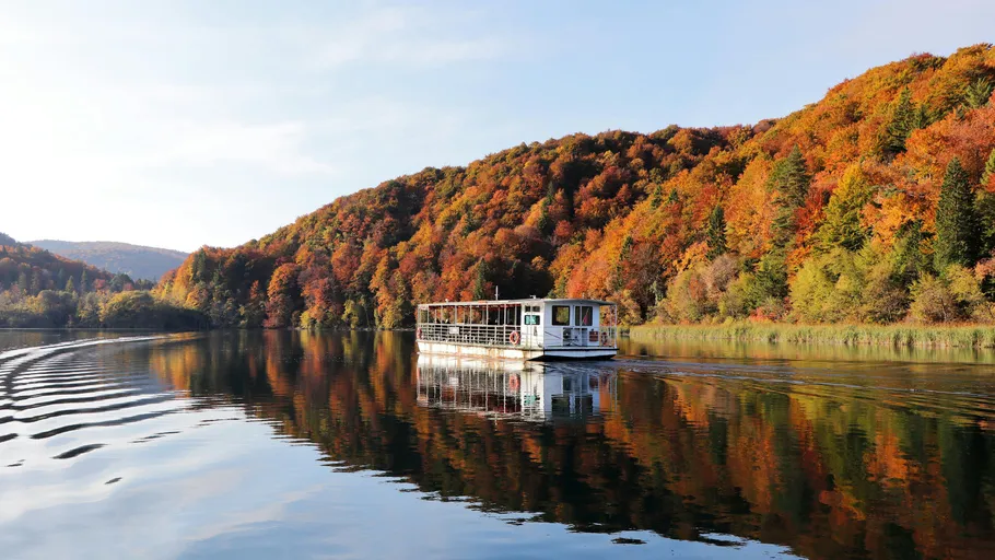 Boat sailing on a lake in autumn.