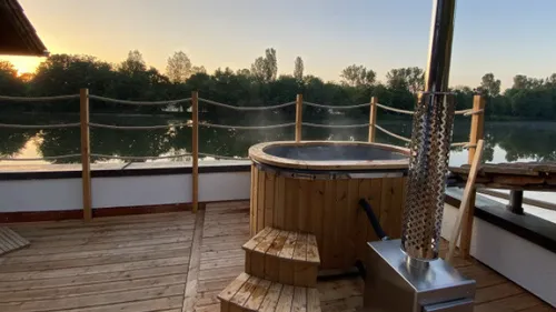Whirlpool auf Holzdeck, Seeblick.