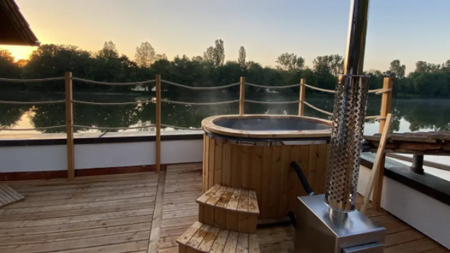 Whirlpool auf Holzdeck, Seeblick.