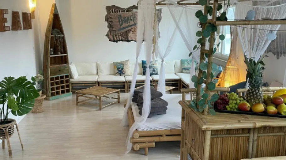 Strandthemen-Lounge mit Bambusdekoration und Pflanzen.