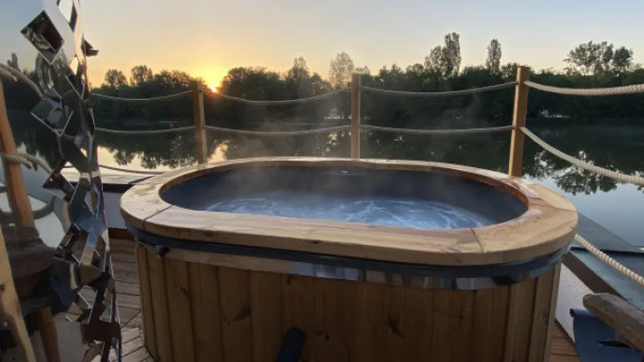 Dampfender Holzbadezuber auf einem Seedeck.