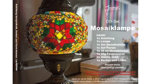 Bunte Mosaiklampe auf Tisch gezeigt.