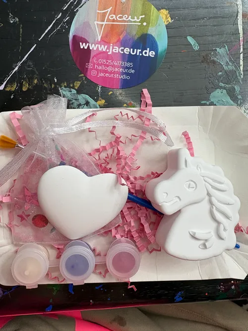 Einhorn- und Herzformen mit Malkasten.