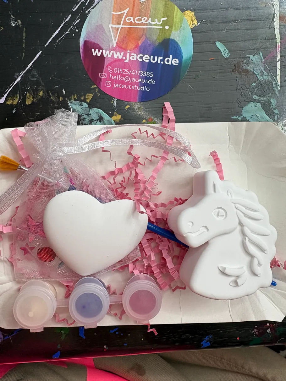 Einhorn- und Herzformen mit Malkasten.