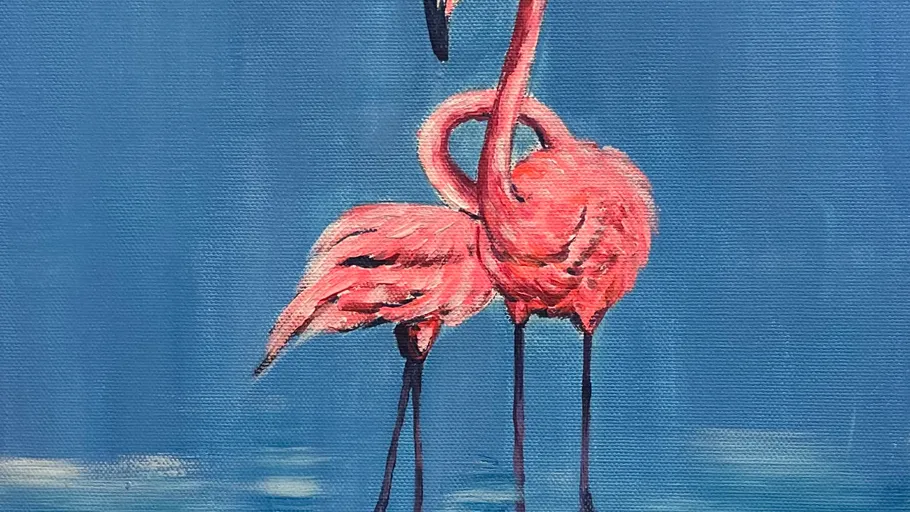 Zwei Flamingos bilden Herzform.