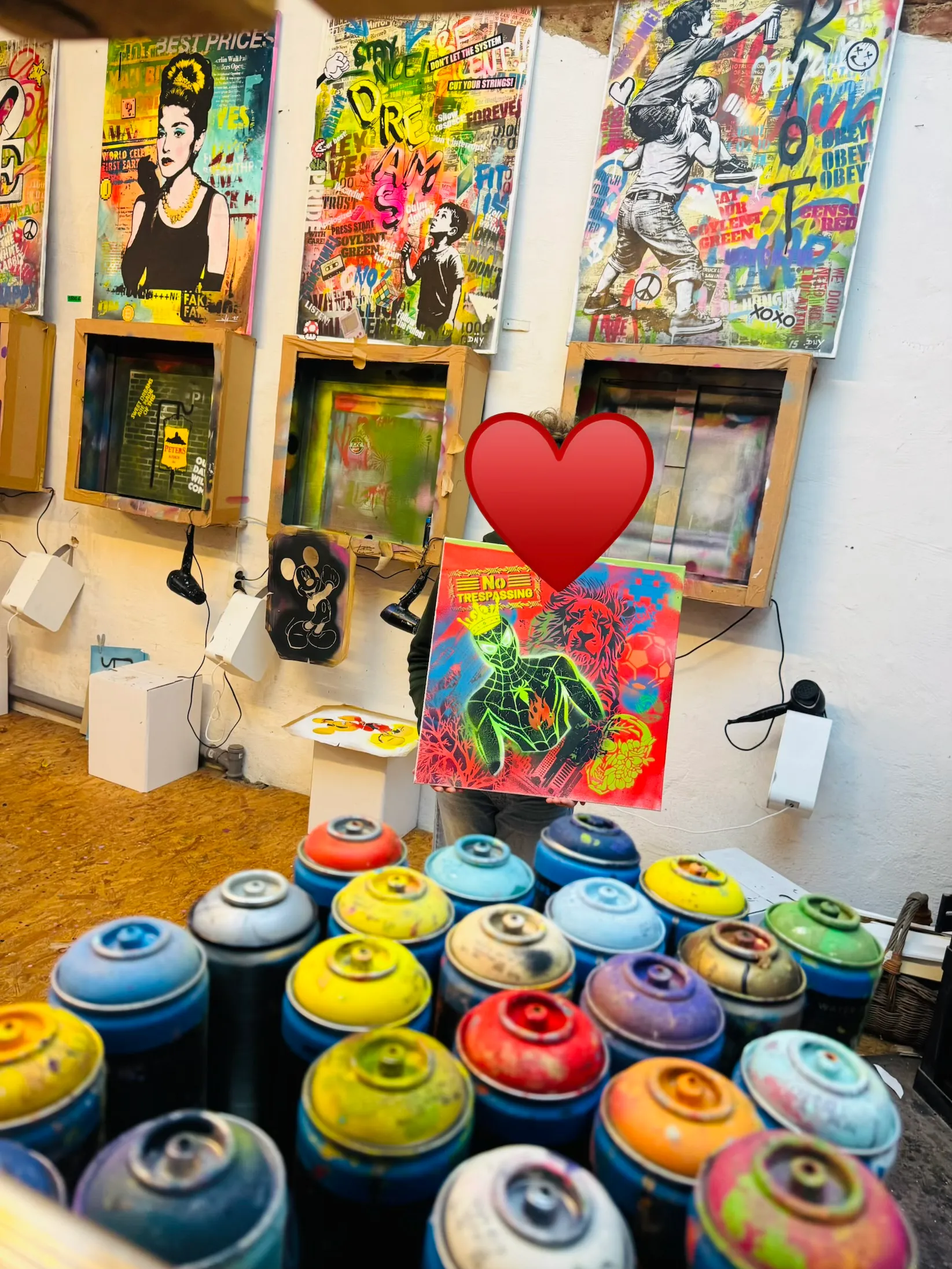 Bunte Graffitikunst im Kunststudio ausgestellt.