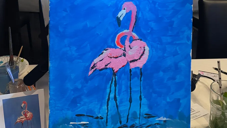 Gemälde von zwei Flamingos auf blauem Hintergrund.