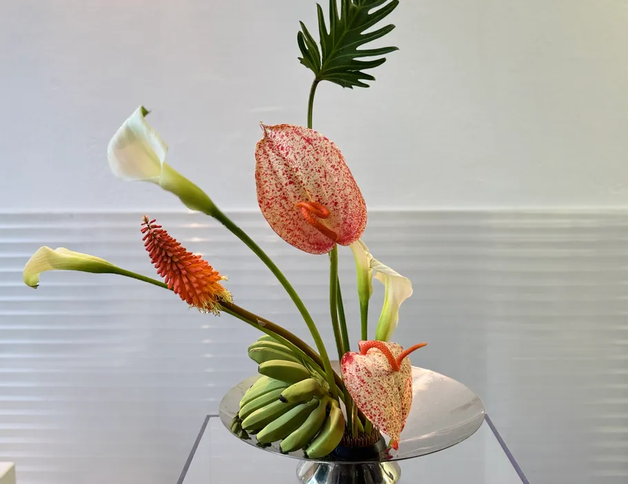 Blumenarrangement mit verschiedenen tropischen Blumen.