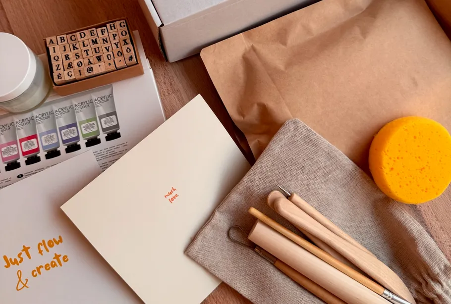 Kunstmaterialien mit Farben, Schwamm und Werkzeugen.