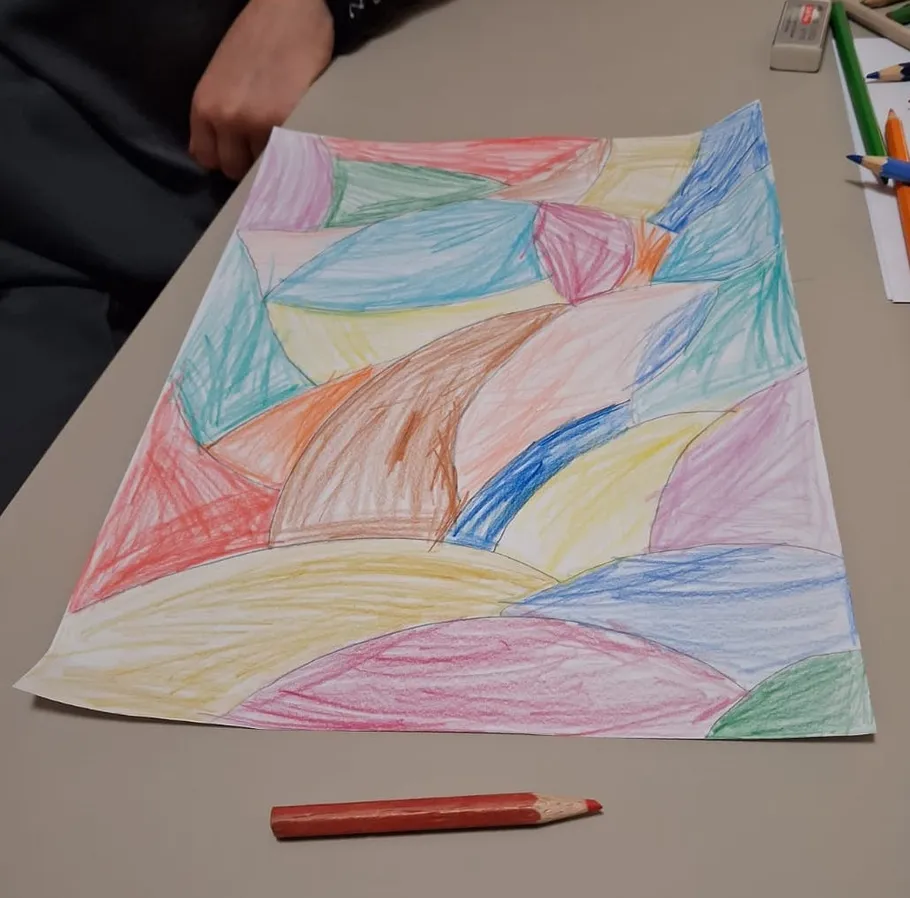 Buntes abstraktes Zeichnung auf einem Tisch.