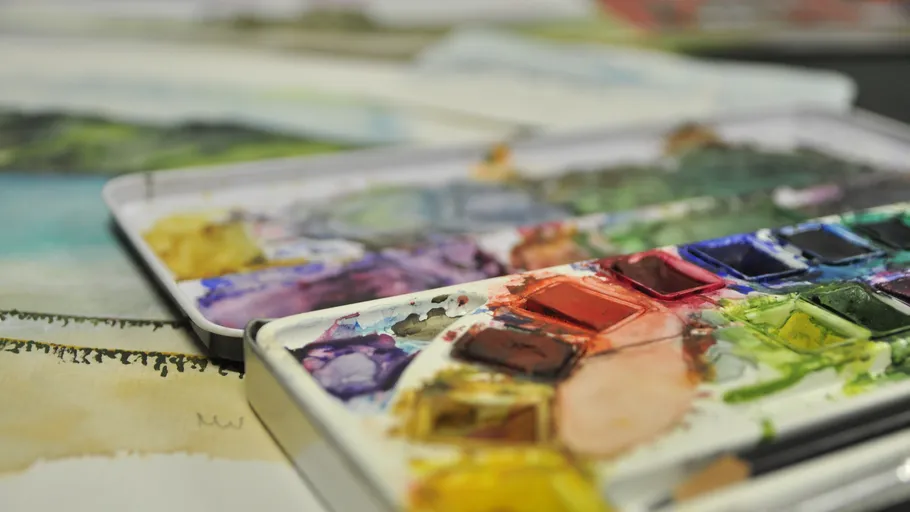 Offene Aquarellpalette auf einem Maltisch.