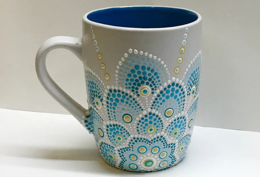 Tasse mit blauem Punktmuster-Design.