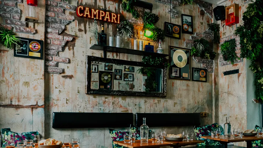 Rustikales Restaurantinterieur mit dekorativen Wanddisplays.