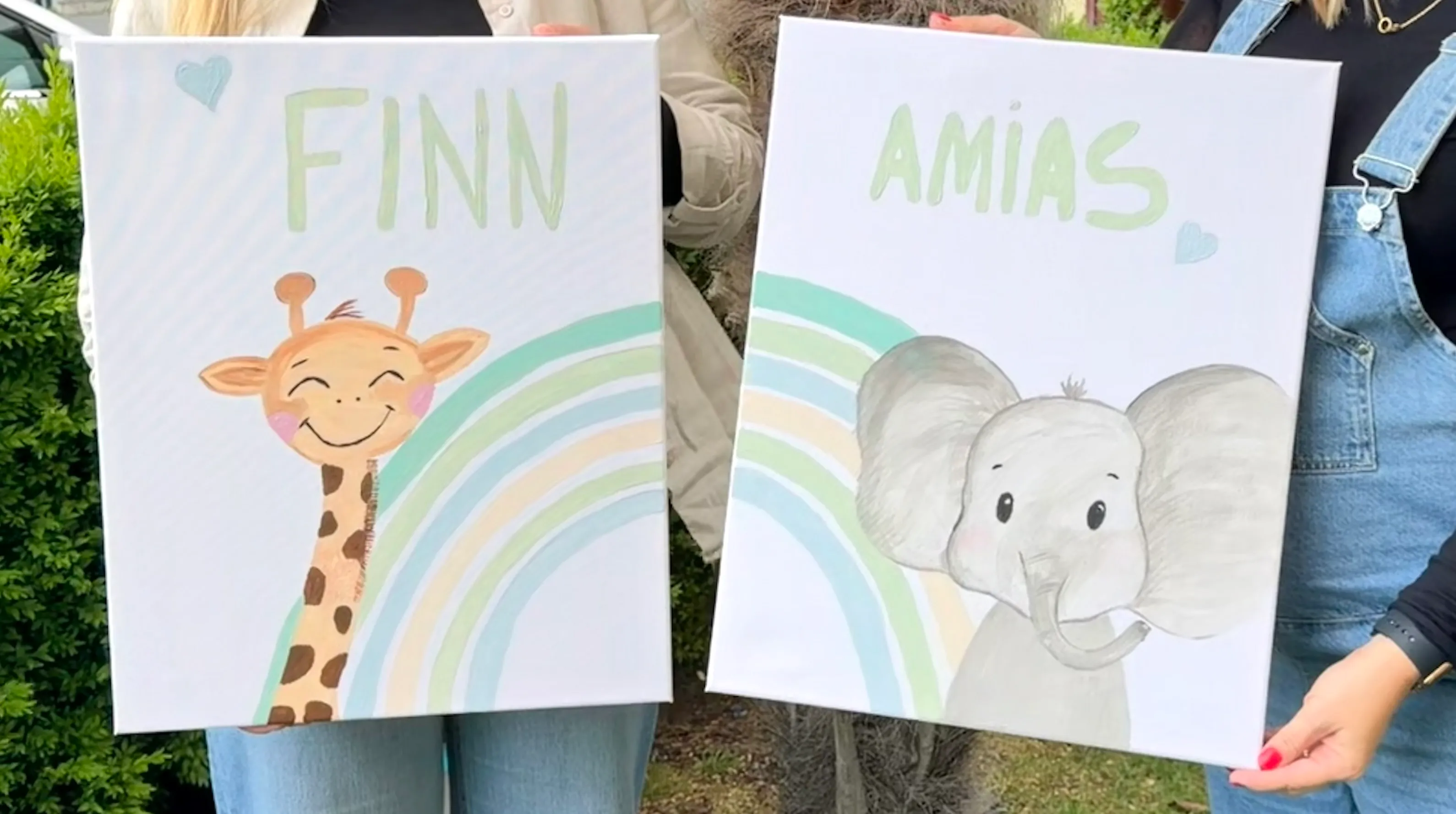 Zwei Leinwandgemälde von Giraffe und Elefant.