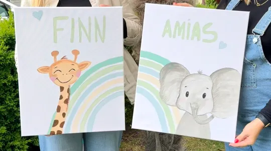 Zwei Leinwandgemälde von Giraffe und Elefant.