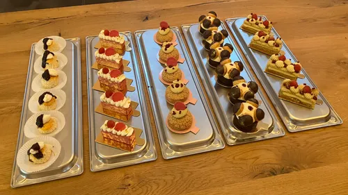 Gebäck auf Metalltabletts auf Holztisch.