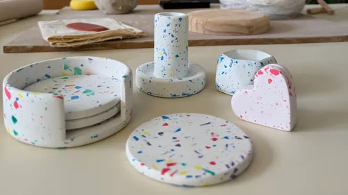 Bunte Terrazzo-Dekorartikel auf einem Tisch.