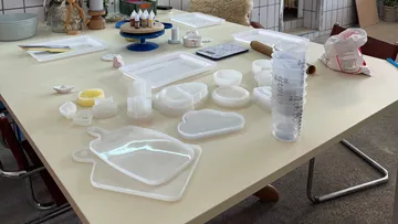 Bastelmaterialien und Formen auf einem Tisch.