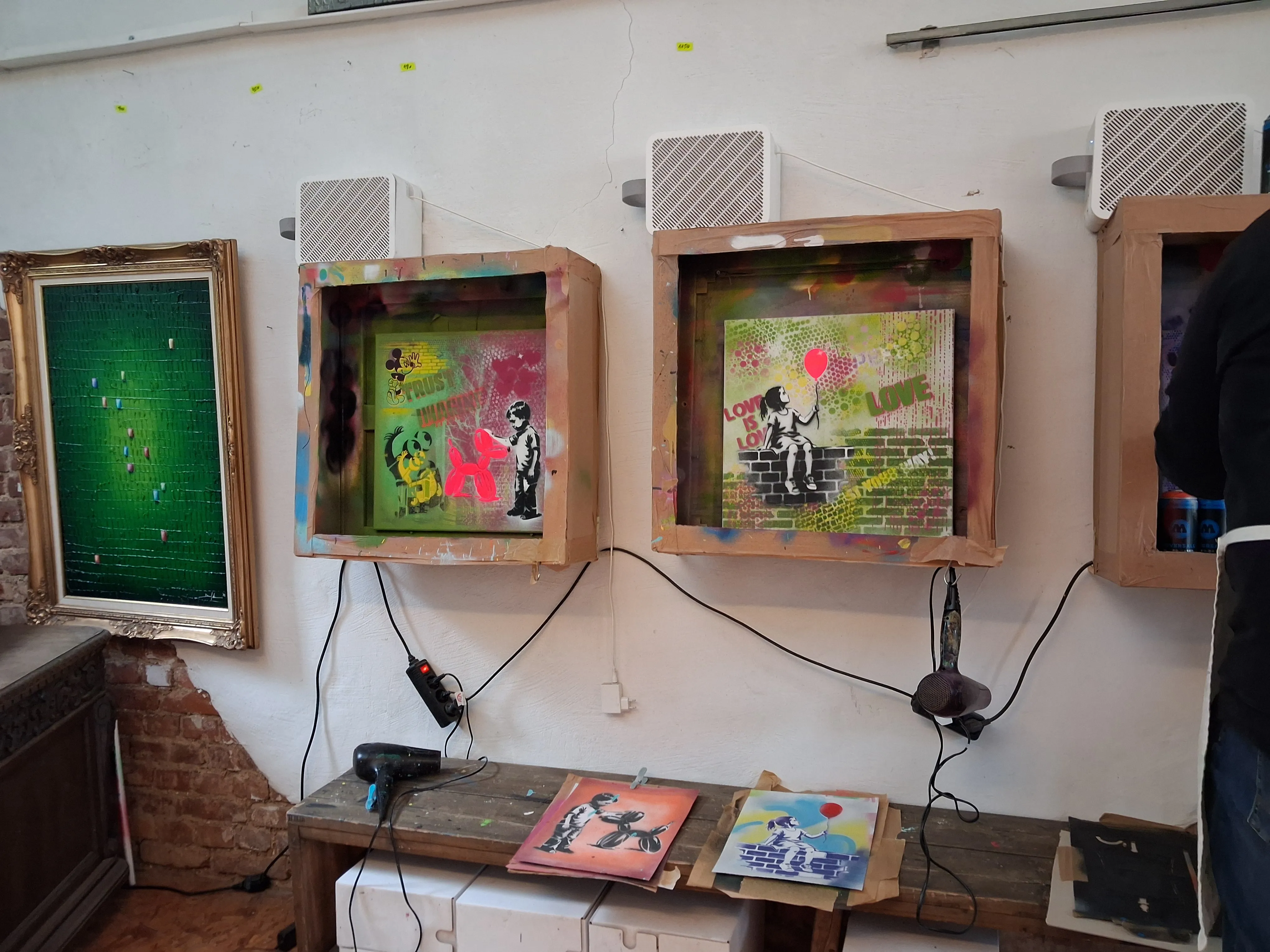 Bunte Schablonenkunst an einer Wand ausgestellt.