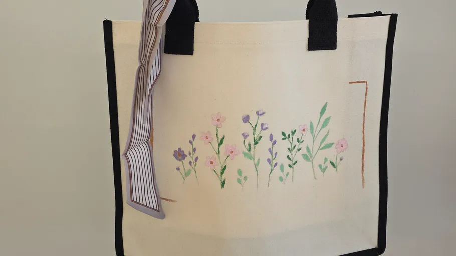 Beiger Stoffbeutel mit Blumenstickerei.