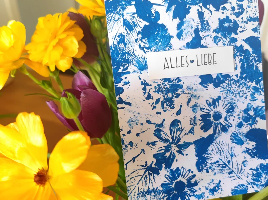 Grußkarte mit Blumen, sagt 'ALLES LIEBE'.