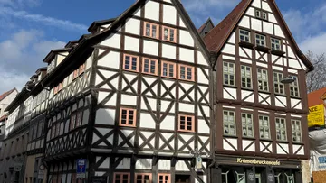 Historische Fachwerkhäuser unter blauem Himmel.