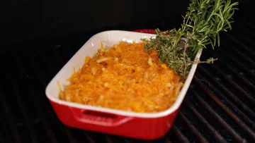 Makkaroni und Käse in roter Schale, gegrillt.