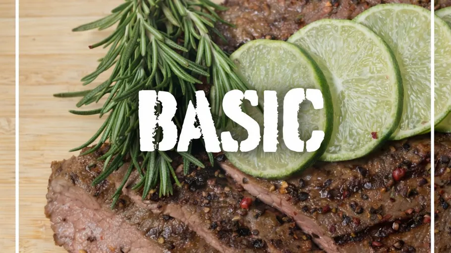 Gegrilltes Steak mit Limette, Rosmarin auf Brett.