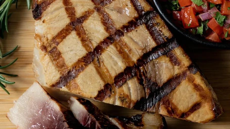 Gegrilltes Schwertfischsteak mit Gemüse.