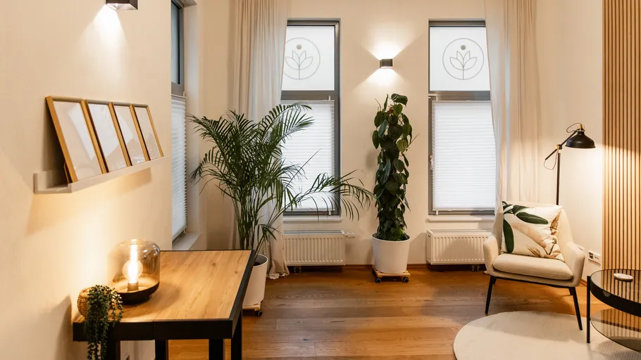 Wohnzimmer mit Pflanzen und moderner Einrichtung.