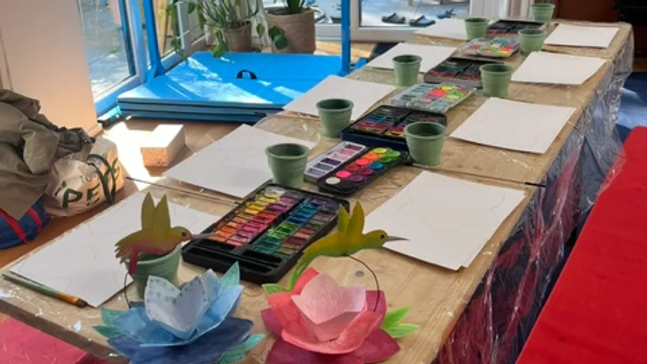Aquarellfarben-Sets auf einem Tisch für Kunstunterricht.
