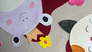 Cartoon-Tiere mit Blumen an einer Wand.