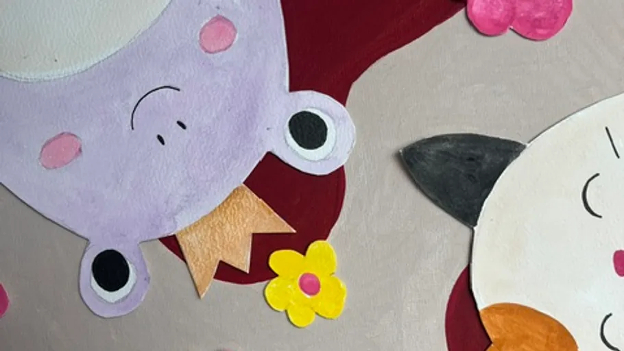 Cartoon-Tiere mit Blumen an einer Wand.