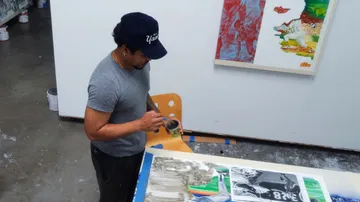 Künstler malt in einem Atelier.
