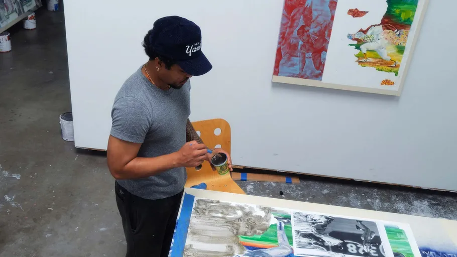 Künstler malt in einem Atelier.