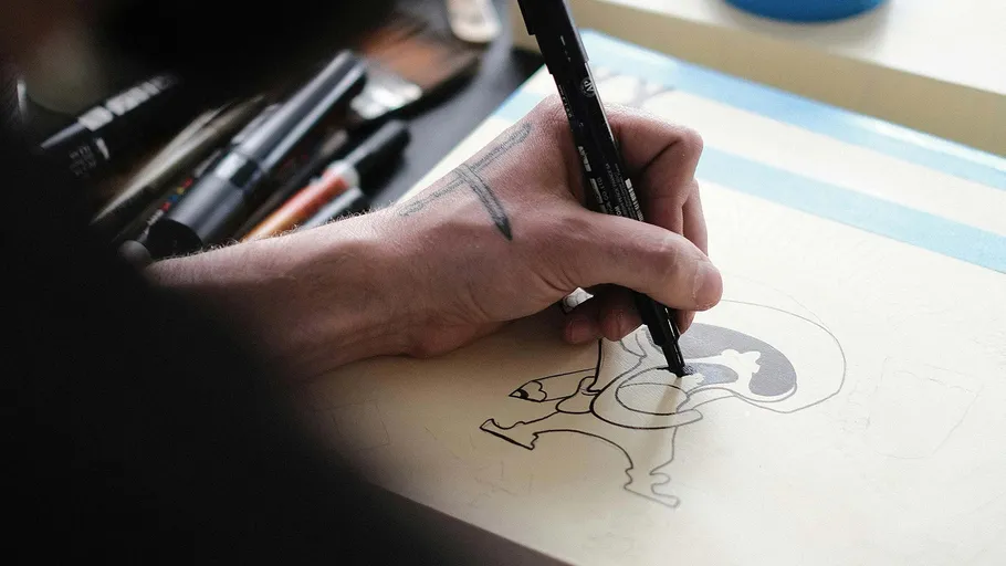 Hand zeichnet Cartoon mit Stiften auf Papier.