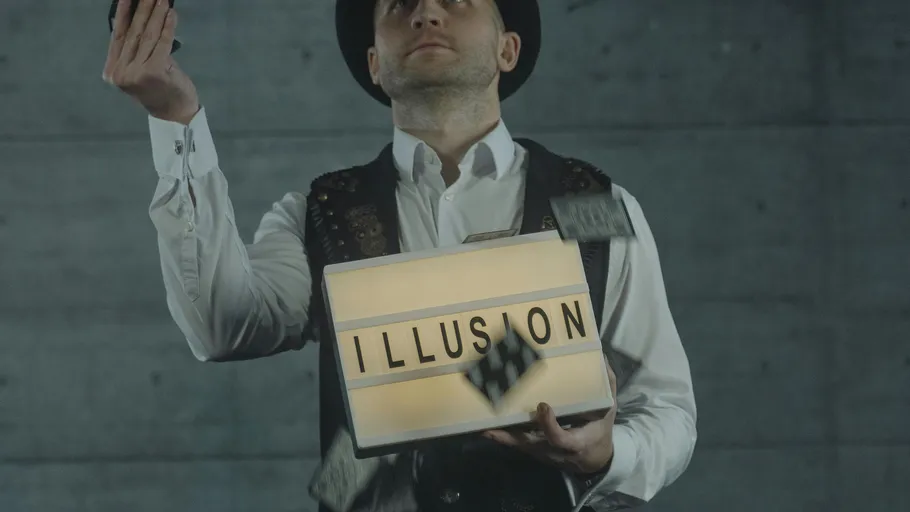 Mann hält Schild mit 'ILLUSION' und Karten.
