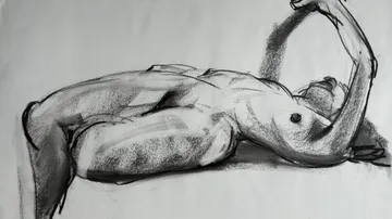 Kohlezeichnung einer liegenden nackten Figur.