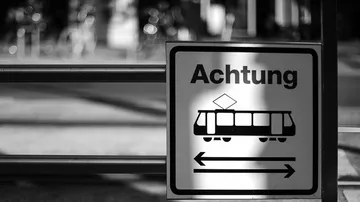 Attention sign, warning of passing trams on tracks.