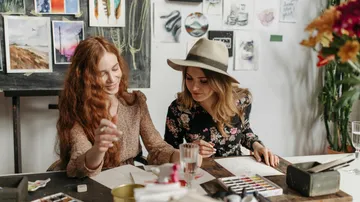 Zwei Frauen malen zusammen im Atelier.