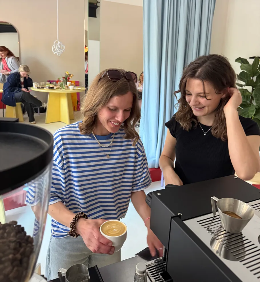 Zwei Frauen machen Kaffee in einem Café.