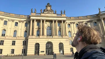Person betrachtet historische Gebäude-Fassade.