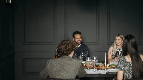 Menschen essen in einem stilvollen Restaurant.
